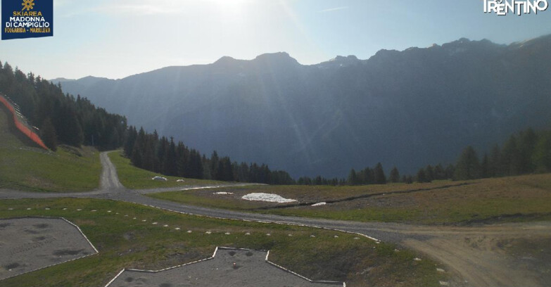 Webcam Folgarida-Marilleva  (Skiarea Campiglio Dolomiti di Brenta - Val di Sole Val Rendena) - Pista delle Rocce - Folgarida