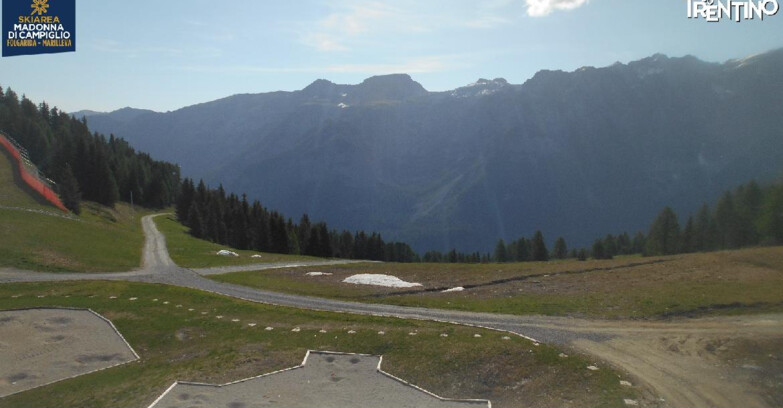 Webcam Folgarida-Marilleva  (Skiarea Campiglio Dolomiti di Brenta - Val di Sole Val Rendena) - Pista delle Rocce - Folgarida