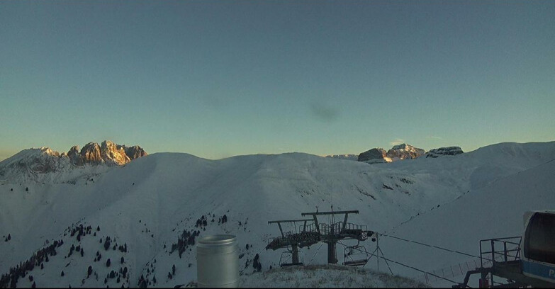 Webcam Pozza di Fassa-Aloch-Buffaure  - Pala del Geiger, sullo sfondo il Pordoi