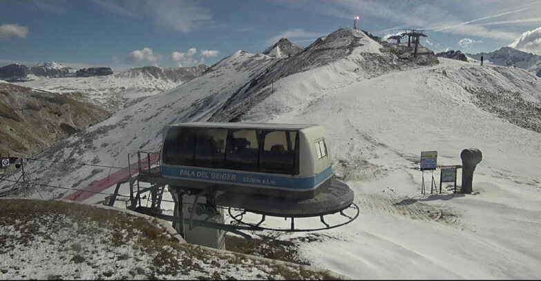 Webcam Поцца-ди-Фасса-Алок-Буффор  - Pala del Geiger, sullo sfondo il Pordoi