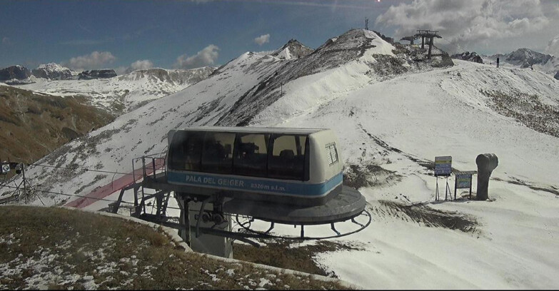 Webcam Поцца-ди-Фасса-Алок-Буффор  - Pala del Geiger, sullo sfondo il Pordoi