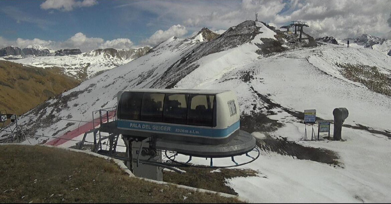 Webcam Поцца-ди-Фасса-Алок-Буффор  - Pala del Geiger, sullo sfondo il Pordoi