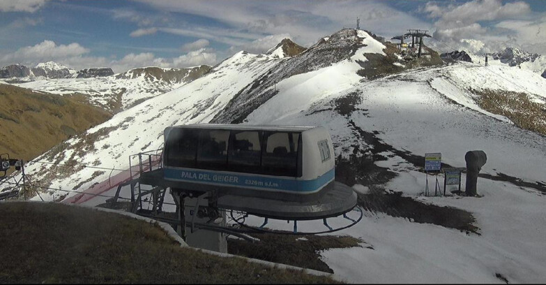 Webcam Поцца-ди-Фасса-Алок-Буффор  - Pala del Geiger, sullo sfondo il Pordoi