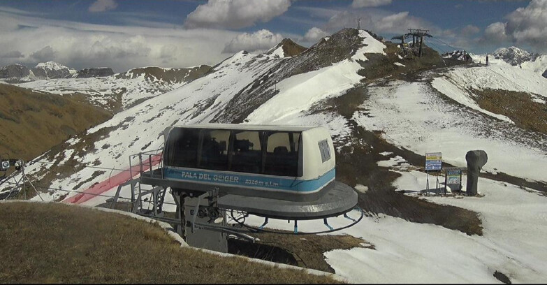 Webcam Поцца-ди-Фасса-Алок-Буффор  - Pala del Geiger, sullo sfondo il Pordoi