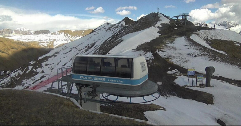 Webcam Поцца-ди-Фасса-Алок-Буффор  - Pala del Geiger, sullo sfondo il Pordoi