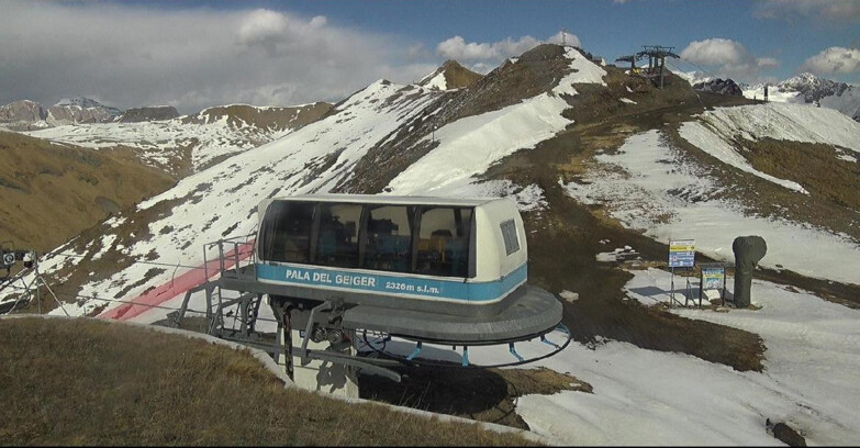 Webcam Поцца-ди-Фасса-Алок-Буффор  - Pala del Geiger, sullo sfondo il Pordoi