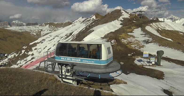 Webcam Поцца-ди-Фасса-Алок-Буффор  - Pala del Geiger, sullo sfondo il Pordoi