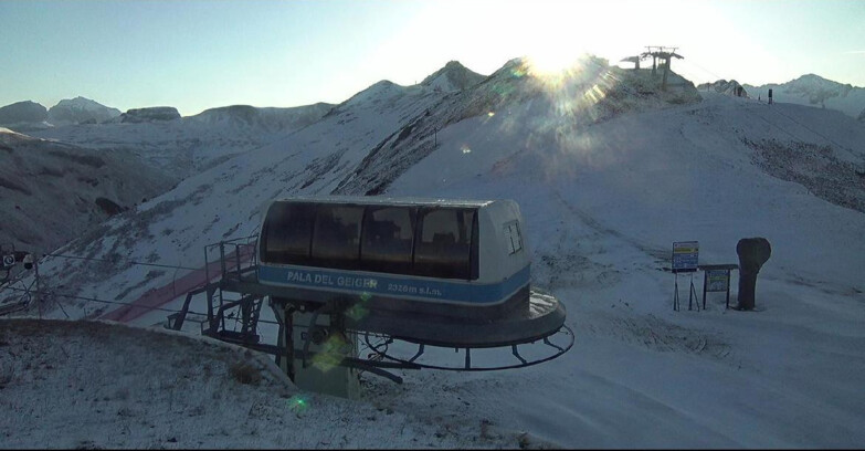 Webcam Поцца-ди-Фасса-Алок-Буффор  - Pala del Geiger, sullo sfondo il Pordoi