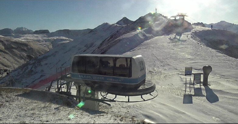 Webcam Поцца-ди-Фасса-Алок-Буффор  - Pala del Geiger, sullo sfondo il Pordoi