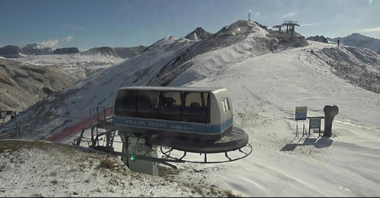 Webcam Поцца-ди-Фасса-Алок-Буффор  - Pala del Geiger, sullo sfondo il Pordoi