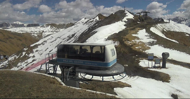 Webcam Pozza di Fassa-Aloch-Buffaure  - Pala del Geiger, sullo sfondo il Pordoi