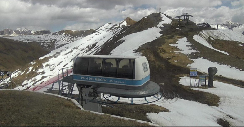 Webcam Pozza di Fassa-Aloch-Buffaure  - Pala del Geiger, sullo sfondo il Pordoi