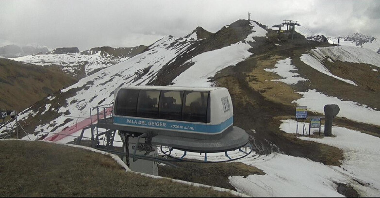Webcam Pozza di Fassa-Aloch-Buffaure  - Pala del Geiger, sullo sfondo il Pordoi