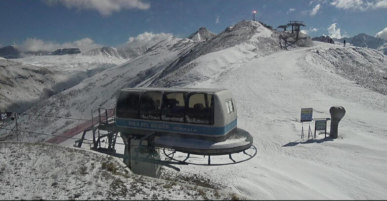 Webcam Pozza di Fassa-Aloch-Buffaure  - Pala del Geiger, sullo sfondo il Pordoi