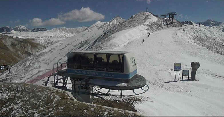 Webcam Pozza di Fassa-Aloch-Buffaure  - Pala del Geiger, sullo sfondo il Pordoi
