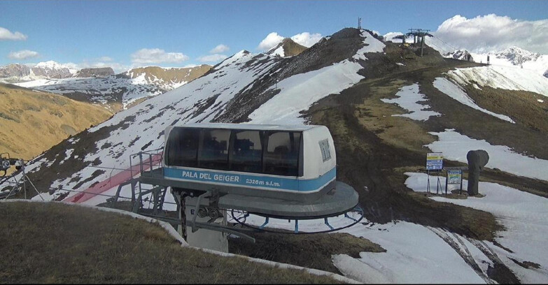 Webcam Pozza di Fassa-Aloch-Buffaure  - Pala del Geiger, sullo sfondo il Pordoi