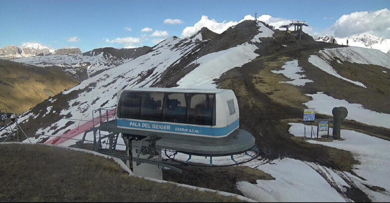 Webcam Pozza di Fassa-Aloch-Buffaure  - Pala del Geiger, sullo sfondo il Pordoi