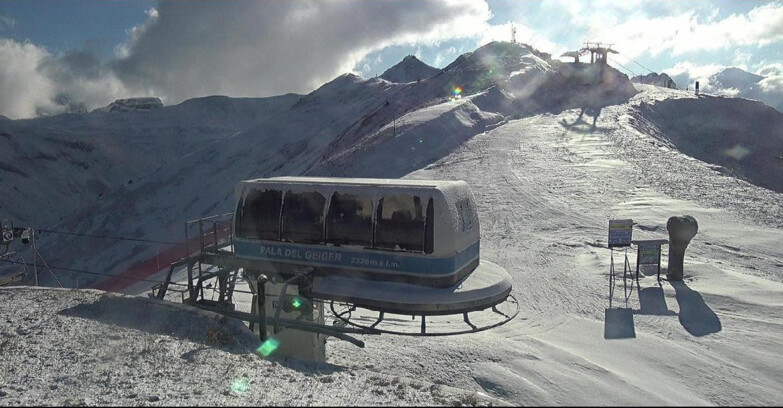 Webcam Pozza di Fassa-Aloch-Buffaure  - Pala del Geiger, sullo sfondo il Pordoi