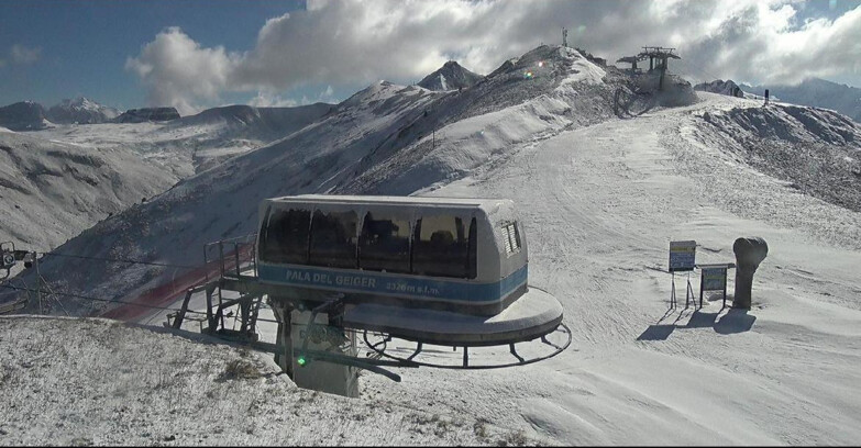 Webcam Pozza di Fassa-Aloch-Buffaure  - Pala del Geiger, sullo sfondo il Pordoi