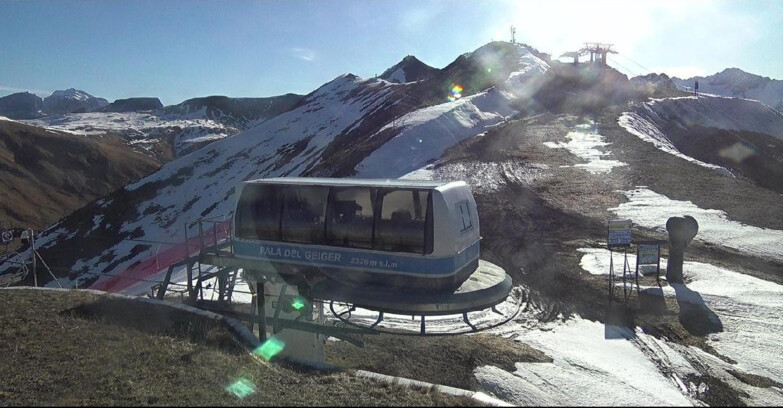 Webcam Pozza di Fassa-Aloch-Buffaure - Pala del Geiger, sullo sfondo il Pordoi