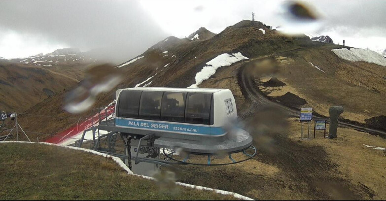 Webcam Pozza di Fassa-Aloch-Buffaure  - Pala del Geiger, sullo sfondo il Pordoi