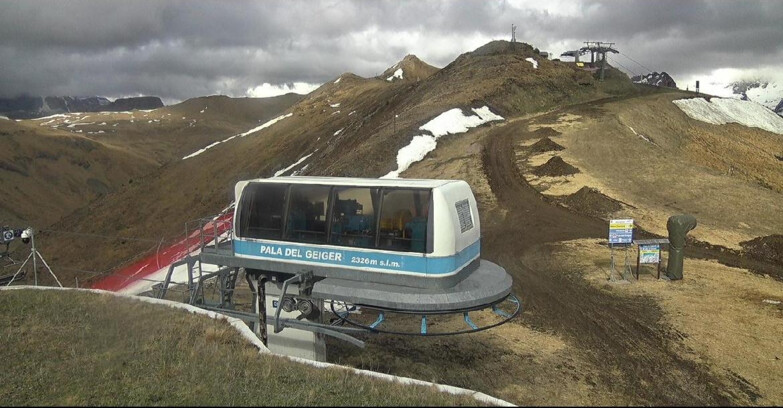Webcam Pozza di Fassa-Aloch-Buffaure  - Pala del Geiger, sullo sfondo il Pordoi