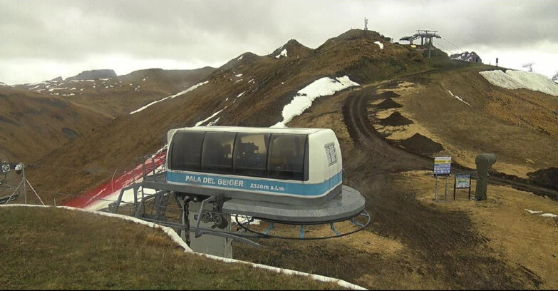 Webcam Pozza di Fassa-Aloch-Buffaure  - Pala del Geiger, sullo sfondo il Pordoi