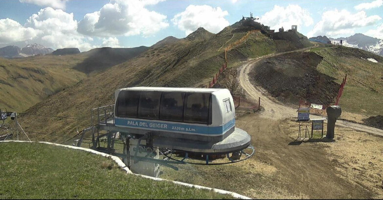 Webcam Pozza di Fassa-Aloch-Buffaure  - Pala del Geiger, sullo sfondo il Pordoi