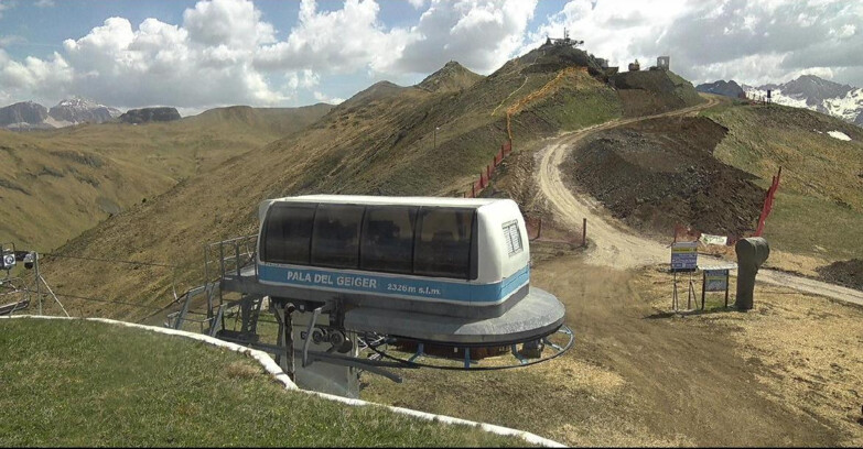 Webcam Pozza di Fassa-Aloch-Buffaure  - Pala del Geiger, sullo sfondo il Pordoi