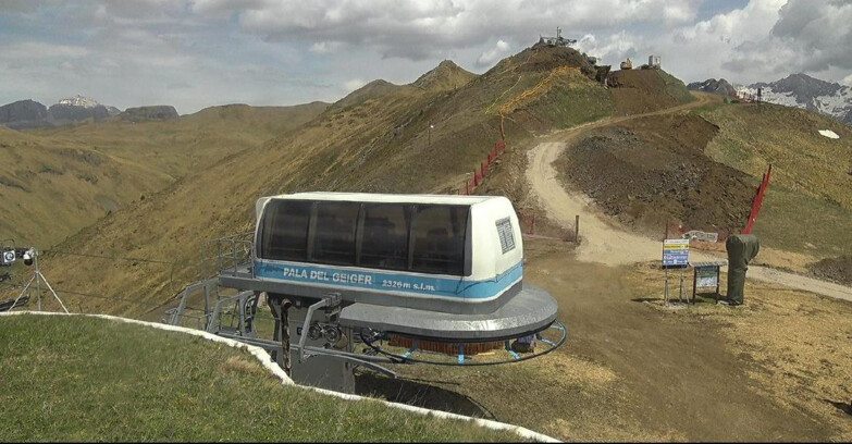 Webcam Pozza di Fassa-Aloch-Buffaure  - Pala del Geiger, sullo sfondo il Pordoi