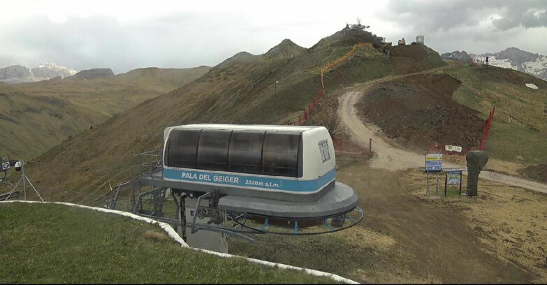 Webcam Pozza di Fassa-Aloch-Buffaure  - Pala del Geiger, sullo sfondo il Pordoi