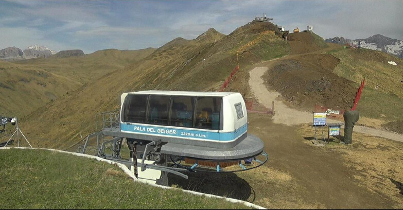 Webcam Pozza di Fassa-Aloch-Buffaure  - Pala del Geiger, sullo sfondo il Pordoi