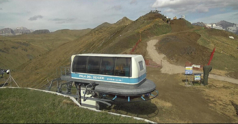 Webcam Pozza di Fassa-Aloch-Buffaure  - Pala del Geiger, sullo sfondo il Pordoi