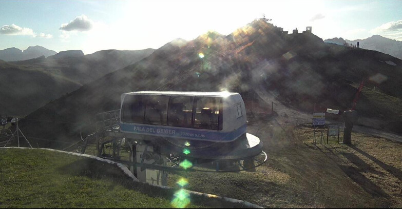 Webcam Pozza di Fassa-Aloch-Buffaure  - Pala del Geiger, sullo sfondo il Pordoi