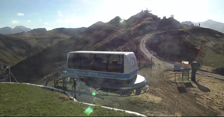 Webcam Pozza di Fassa-Aloch-Buffaure  - Pala del Geiger, sullo sfondo il Pordoi