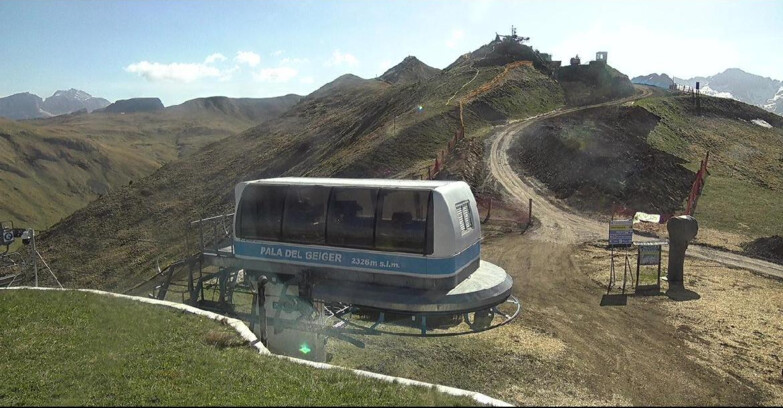 Webcam Pozza di Fassa-Aloch-Buffaure  - Pala del Geiger, sullo sfondo il Pordoi