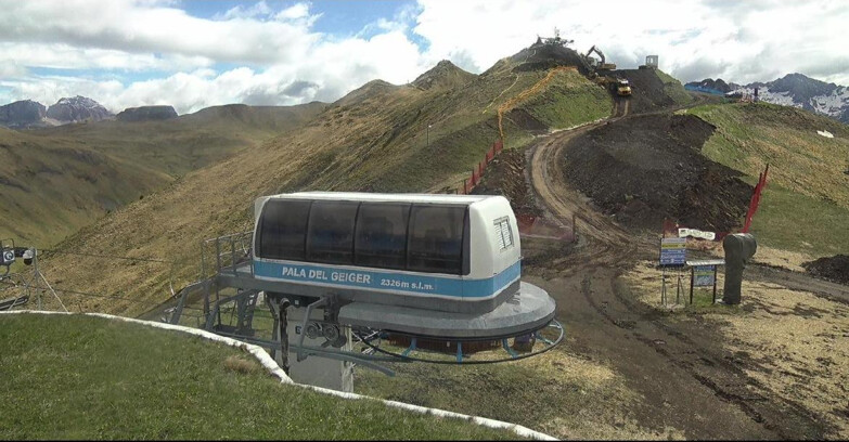 Webcam Pozza di Fassa-Aloch-Buffaure  - Pala del Geiger, sullo sfondo il Pordoi