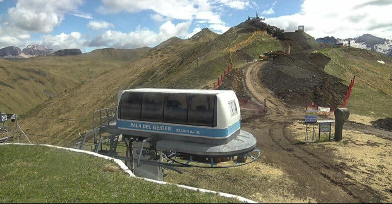 Webcam Pozza di Fassa-Aloch-Buffaure  - Pala del Geiger, sullo sfondo il Pordoi