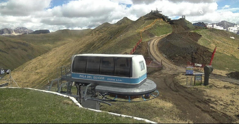 Webcam Pozza di Fassa-Aloch-Buffaure  - Pala del Geiger, sullo sfondo il Pordoi