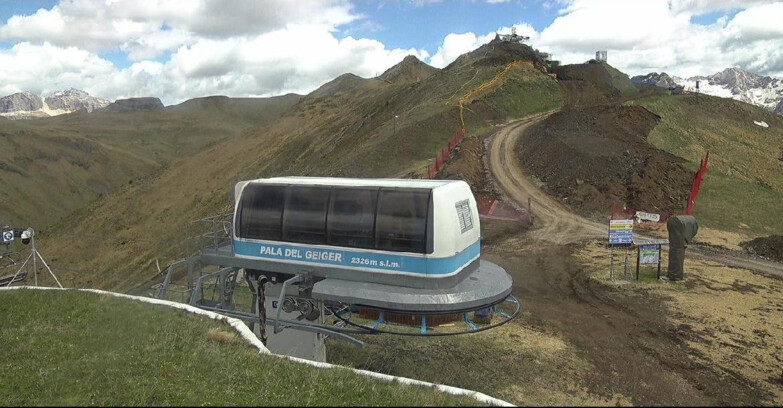 Webcam Pozza di Fassa-Aloch-Buffaure  - Pala del Geiger, sullo sfondo il Pordoi