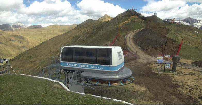 Webcam Pozza di Fassa-Aloch-Buffaure  - Pala del Geiger, sullo sfondo il Pordoi