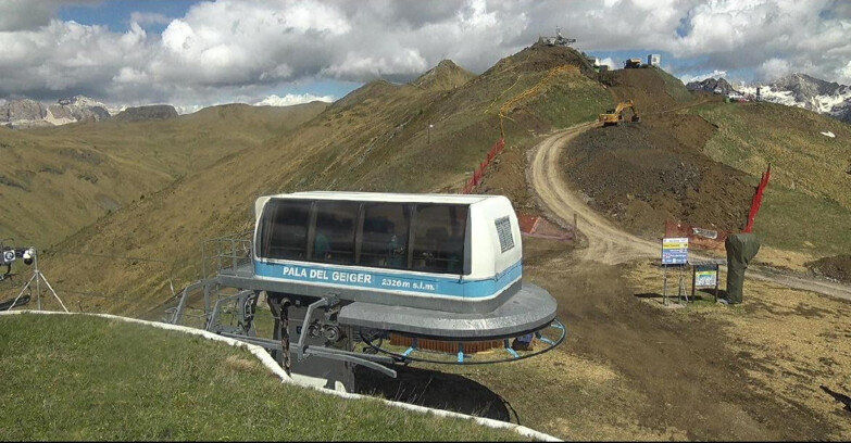 Webcam Pozza di Fassa-Aloch-Buffaure  - Pala del Geiger, sullo sfondo il Pordoi