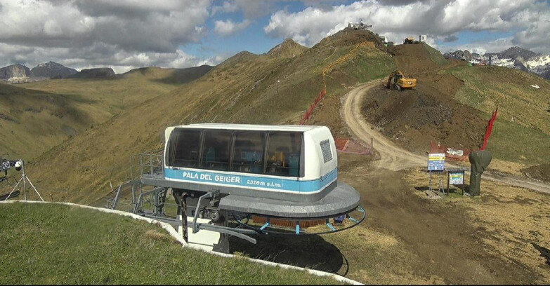 Webcam Pozza di Fassa-Aloch-Buffaure  - Pala del Geiger, sullo sfondo il Pordoi