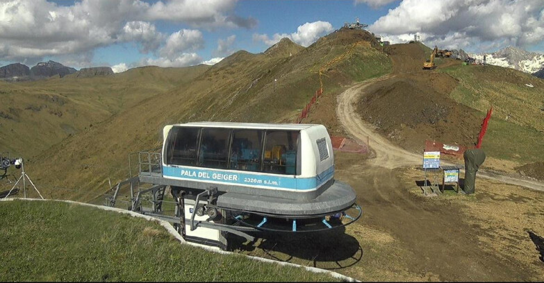 Webcam Pozza di Fassa-Aloch-Buffaure  - Pala del Geiger, sullo sfondo il Pordoi