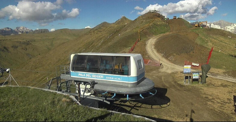 Webcam Pozza di Fassa-Aloch-Buffaure  - Pala del Geiger, sullo sfondo il Pordoi