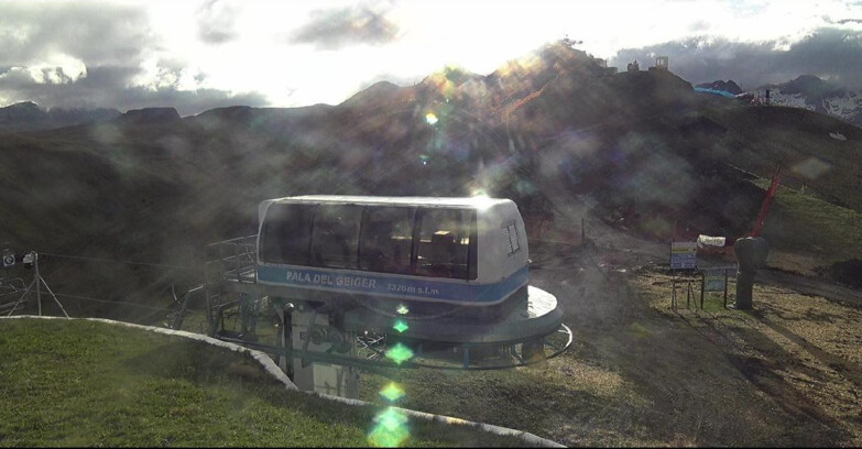 Webcam Pozza di Fassa-Aloch-Buffaure  - Pala del Geiger, sullo sfondo il Pordoi