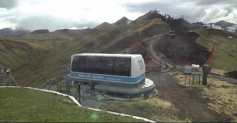 Webcam Pozza di Fassa-Aloch-Buffaure  - Pala del Geiger, sullo sfondo il Pordoi