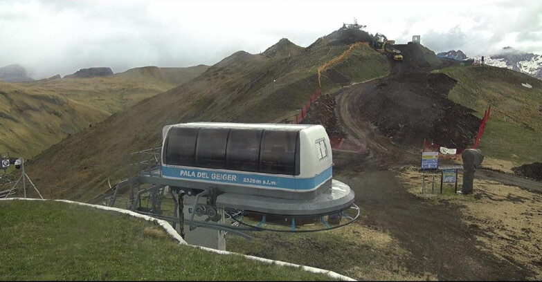 Webcam Pozza di Fassa-Aloch-Buffaure  - Pala del Geiger, sullo sfondo il Pordoi