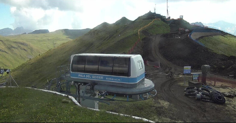 Webcam Pozza di Fassa-Aloch-Buffaure  - Pala del Geiger, sullo sfondo il Pordoi
