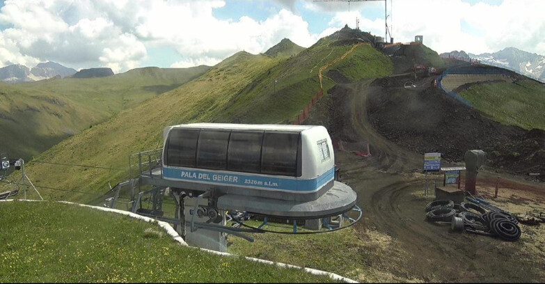 Webcam Pozza di Fassa-Aloch-Buffaure  - Pala del Geiger, sullo sfondo il Pordoi